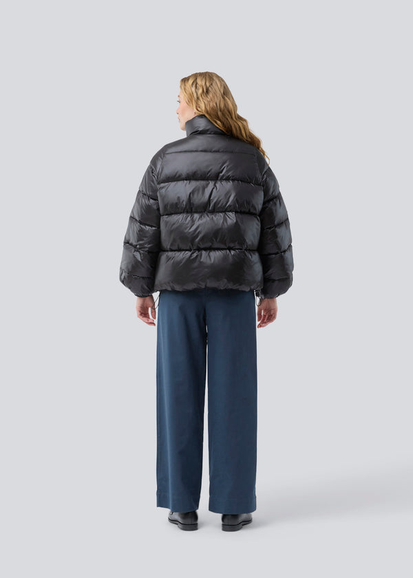 Dunjakke med høj hals i 100% genanvendt polyester. Tetrismd jacket har en lynlåslukning og en justerbar elastik i ærmet. Modellen er 175 cm og har en str. s/36 på.