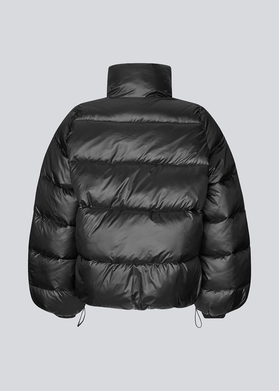Varm pufferjakke i sort med høj hals i 100% genanvendt polyester. Tetrismd jacket har en lynlåslukning og en justerbar elastik i ærmet og bunden. Perfekt til vinterens kolde vejr. ligner en dunjakke