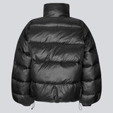 Varm pufferjakke i sort med høj hals i 100% genanvendt polyester. Tetrismd jacket har en lynlåslukning og en justerbar elastik i ærmet og bunden. Perfekt til vinterens kolde vejr. ligner en dunjakke