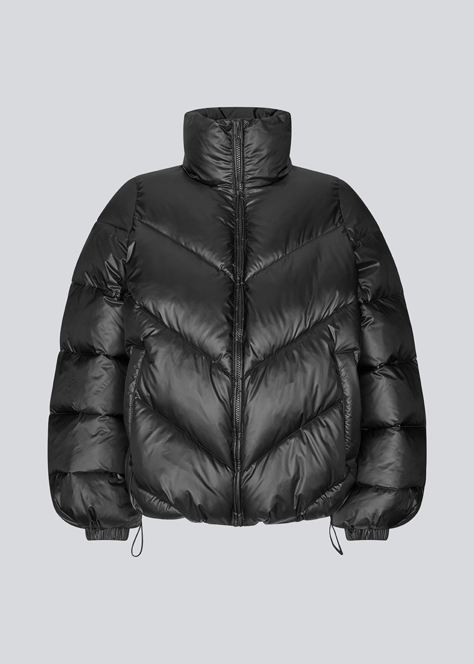 Varm pufferjakke i sort med høj hals i 100% genanvendt polyester. Tetrismd jacket har en lynlåslukning og en justerbar elastik i ærmet og bunden. Perfekt til vinterens kolde vejr. ligner en dunjakke