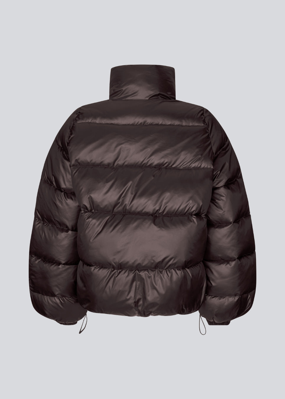 Varm pufferjakke i mørkebrun med høj hals i 100% genanvendt polyester. Tetrismd jacket har en lynlåslukning og en justerbar elastik i ærmet og bunden. Perfekt til vinterens kolde vejr i sæsonens mest efterspurgte farve.&nbsp;. ligner en dunjakke