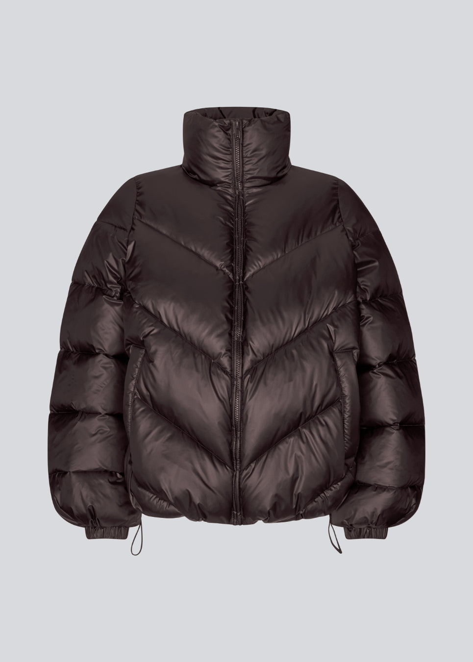 Varm pufferjakke i mørkebrun med høj hals i 100% genanvendt polyester. Tetrismd jacket har en lynlåslukning og en justerbar elastik i ærmet og bunden. Perfekt til vinterens kolde vejr i sæsonens mest efterspurgte farve.&nbsp;. ligner en dunjakke