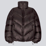Varm pufferjakke i mørkebrun med høj hals i 100% genanvendt polyester. Tetrismd jacket har en lynlåslukning og en justerbar elastik i ærmet og bunden. Perfekt til vinterens kolde vejr i sæsonens mest efterspurgte farve.&nbsp;. ligner en dunjakke