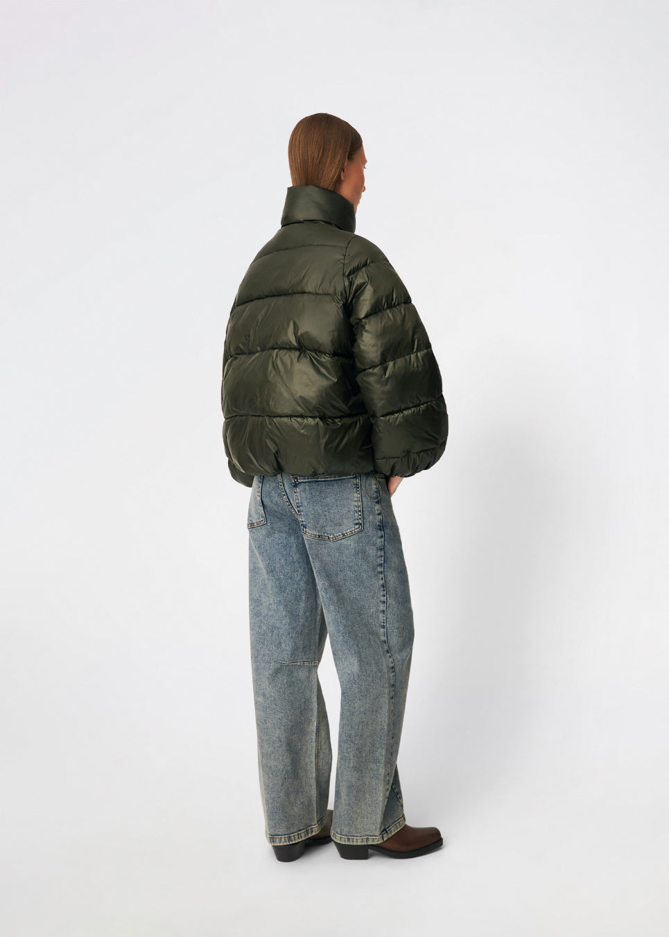 Dunjakke med høj hals i 100% genanvendt polyester. Tetrismd jacket har en lynlåslukning og en justerbar elastik i ærmet. Modellen er 175 cm og har en str. s/36 på.