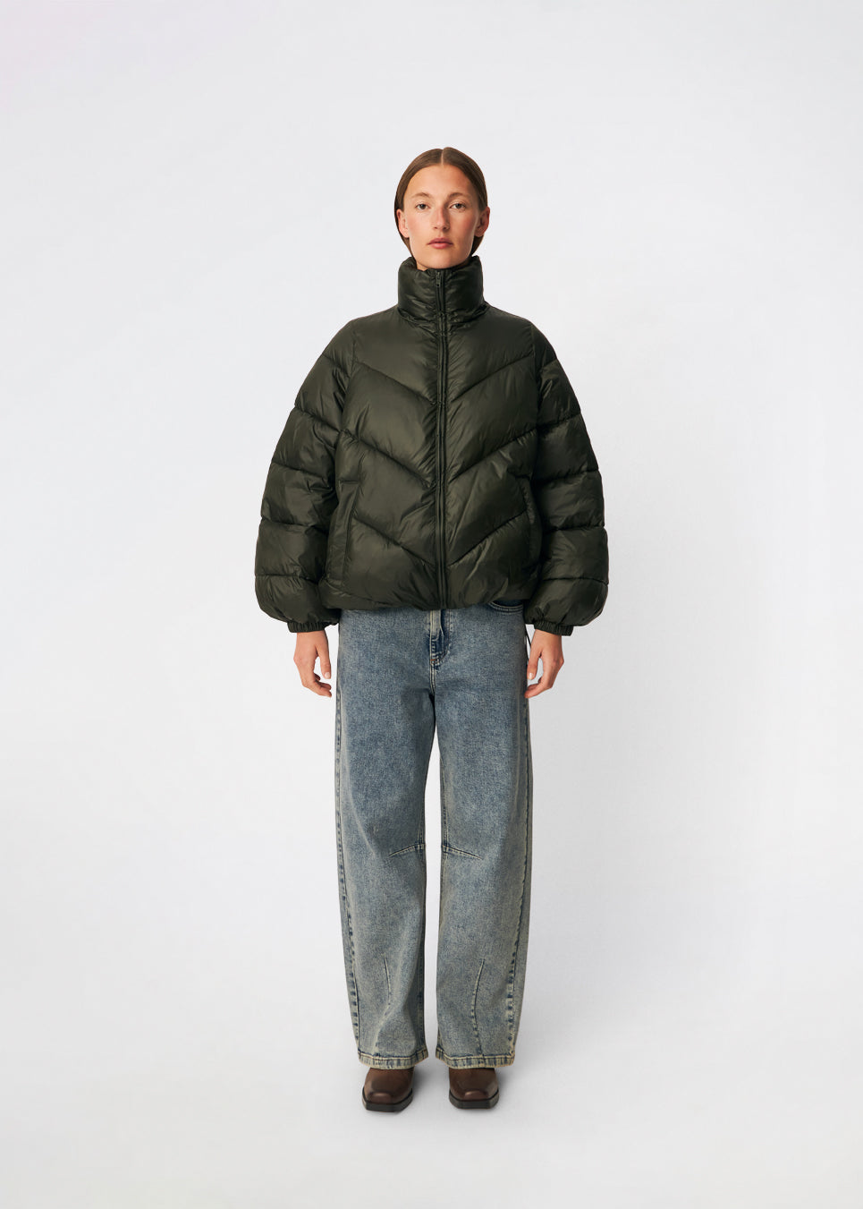 Dunjakke med høj hals i 100% genanvendt polyester. Tetrismd jacket har en lynlåslukning og en justerbar elastik i ærmet. Modellen er 175 cm og har en str. s/36 på.