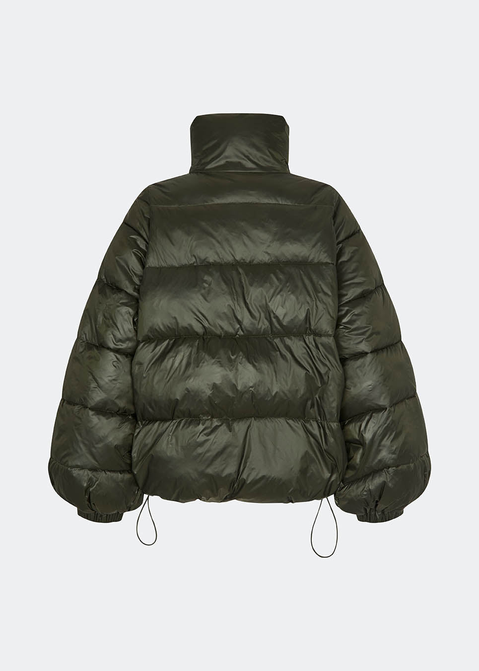 Dunjakke med høj hals i 100% genanvendt polyester. Tetrismd jacket har en lynlåslukning og en justerbar elastik i ærmet. Modellen er 175 cm og har en str. s/36 på.