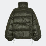 Dunjakke med høj hals i 100% genanvendt polyester. Tetrismd jacket har en lynlåslukning og en justerbar elastik i ærmet. Modellen er 175 cm og har en str. s/36 på.