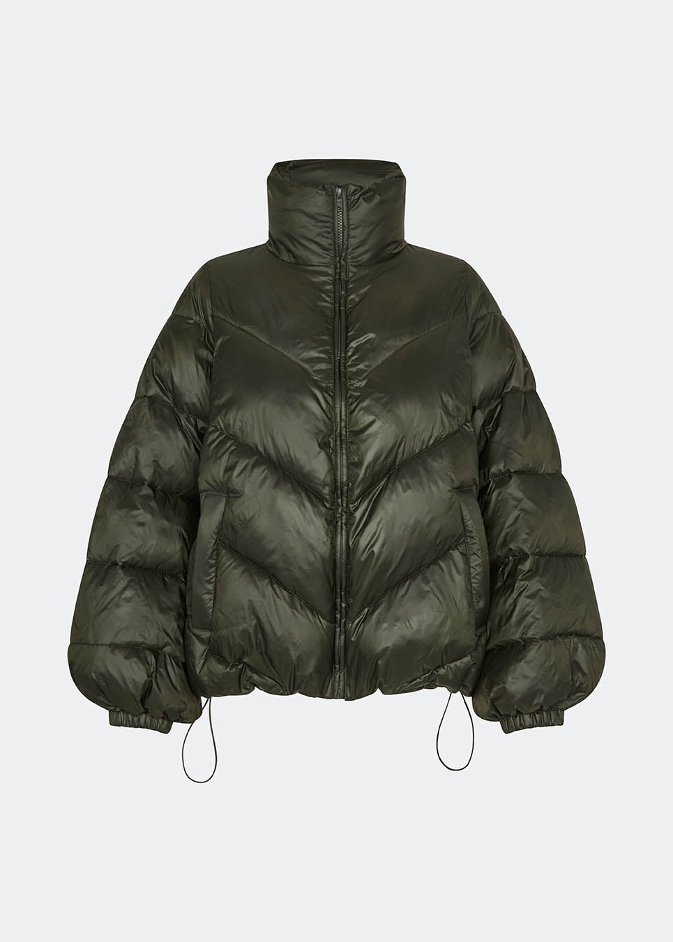 Dunjakke med høj hals i 100% genanvendt polyester. Tetrismd jacket har en lynlåslukning og en justerbar elastik i ærmet. Modellen er 175 cm og har en str. s/36 på.