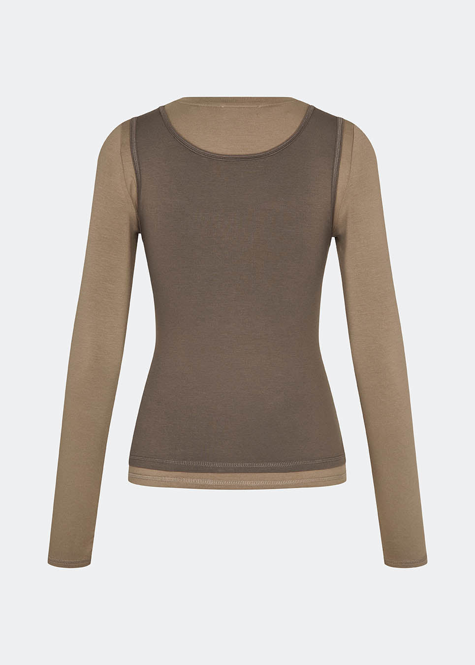 Moderne lag-på-lag langærmet bluse/top. ThaliaMD LS t-shirt er designet med et raffineret dobbeltlook, der giver dybde og et moderne udtryk. Den bløde, strækbare kvalitet og figursyede pasform gør den ideel både alene og som et stilfuldt lag i en modebevidst garderobe. Farverne er brun og lysebrun.