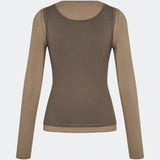 Moderne lag-på-lag langærmet bluse/top. ThaliaMD LS t-shirt er designet med et raffineret dobbeltlook, der giver dybde og et moderne udtryk. Den bløde, strækbare kvalitet og figursyede pasform gør den ideel både alene og som et stilfuldt lag i en modebevidst garderobe. Farverne er brun og lysebrun.