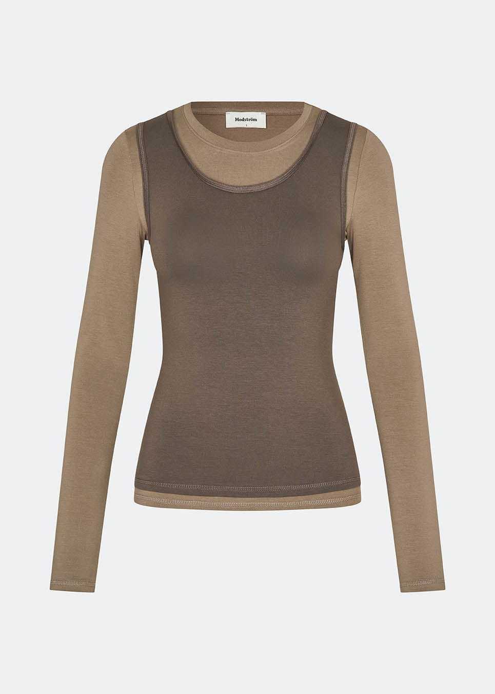 Moderne lag-på-lag langærmet bluse/top. ThaliaMD LS t-shirt er designet med et raffineret dobbeltlook, der giver dybde og et moderne udtryk. Den bløde, strækbare kvalitet og figursyede pasform gør den ideel både alene og som et stilfuldt lag i en modebevidst garderobe. Farverne er brun og lysebrun.