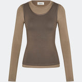 Moderne lag-på-lag langærmet bluse/top. ThaliaMD LS t-shirt er designet med et raffineret dobbeltlook, der giver dybde og et moderne udtryk. Den bløde, strækbare kvalitet og figursyede pasform gør den ideel både alene og som et stilfuldt lag i en modebevidst garderobe. Farverne er brun og lysebrun.