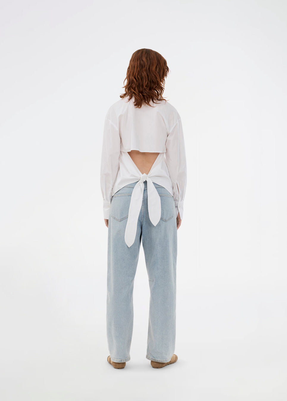 Figursyet hvid skjorte med åben ryg med bindedetalje. Thememd shirt har en skjortekrave og en knappelukning fortil. Modellen er 175 cm og har en str. S/36 på.

Materiale:
97% Bomuld
3% Elastan