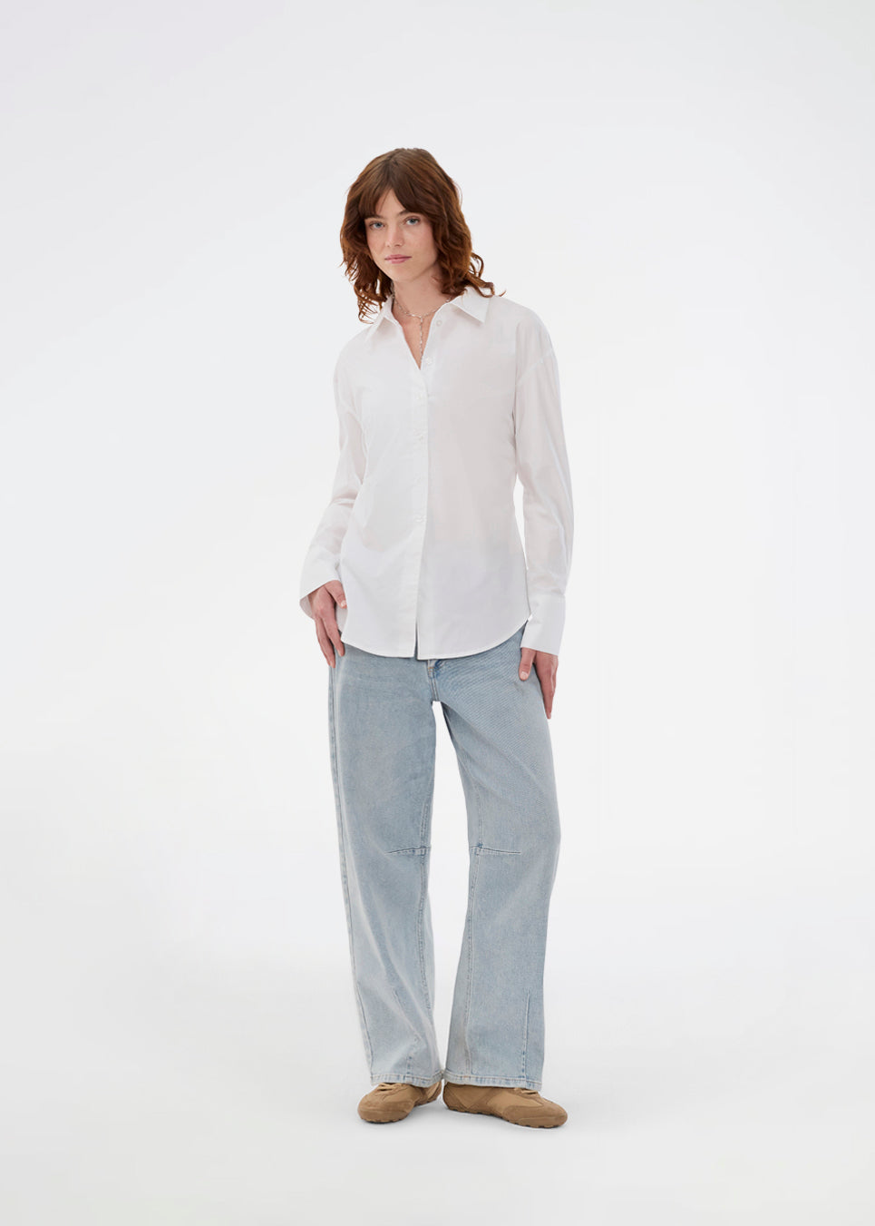 Figursyet hvid skjorte med åben ryg med bindedetalje. Thememd shirt har en skjortekrave og en knappelukning fortil. Modellen er 175 cm og har en str. S/36 på.

Materiale:
97% Bomuld
3% Elastan