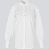 Figursyet hvid skjorte med åben ryg med bindedetalje. Thememd shirt har en skjortekrave og en knappelukning fortil. Modellen er 175 cm og har en str. S/36 på.

Materiale:
97% Bomuld
3% Elastan