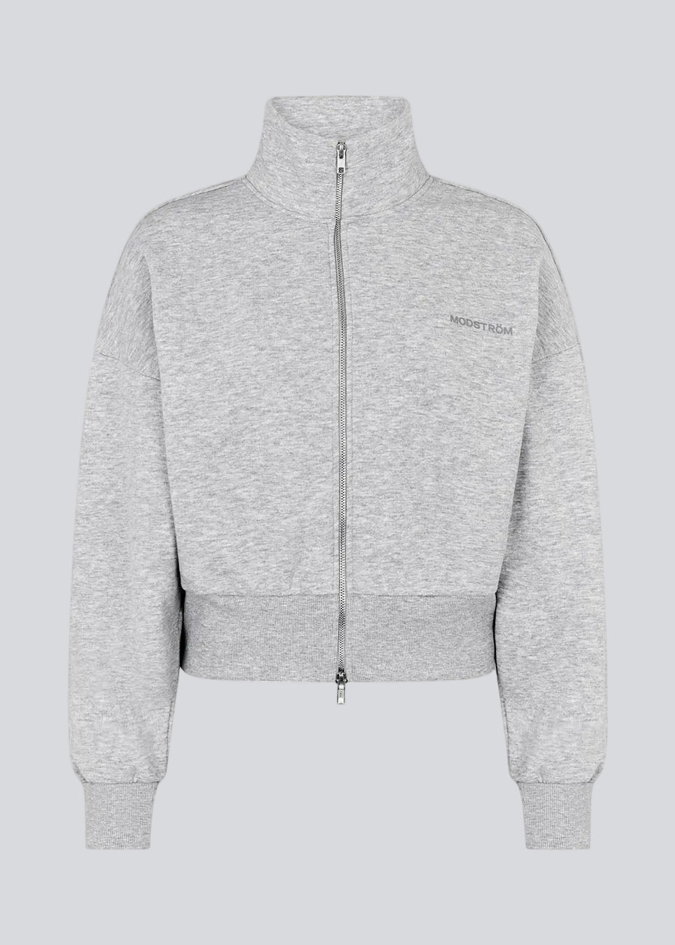 Tiamd 2way zip cardigan er fremstillet i 50% bomuld og 50% polyester og designet med høj krave, tovejs lynlås og en afslappet silhuet. En komfortabel garderobefavorit, der kombinerer et cool, sporty udtryk med alsidige styling muligheder.