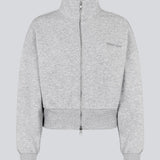Tiamd 2way zip cardigan er fremstillet i 50% bomuld og 50% polyester og designet med høj krave, tovejs lynlås og en afslappet silhuet. En komfortabel garderobefavorit, der kombinerer et cool, sporty udtryk med alsidige styling muligheder.