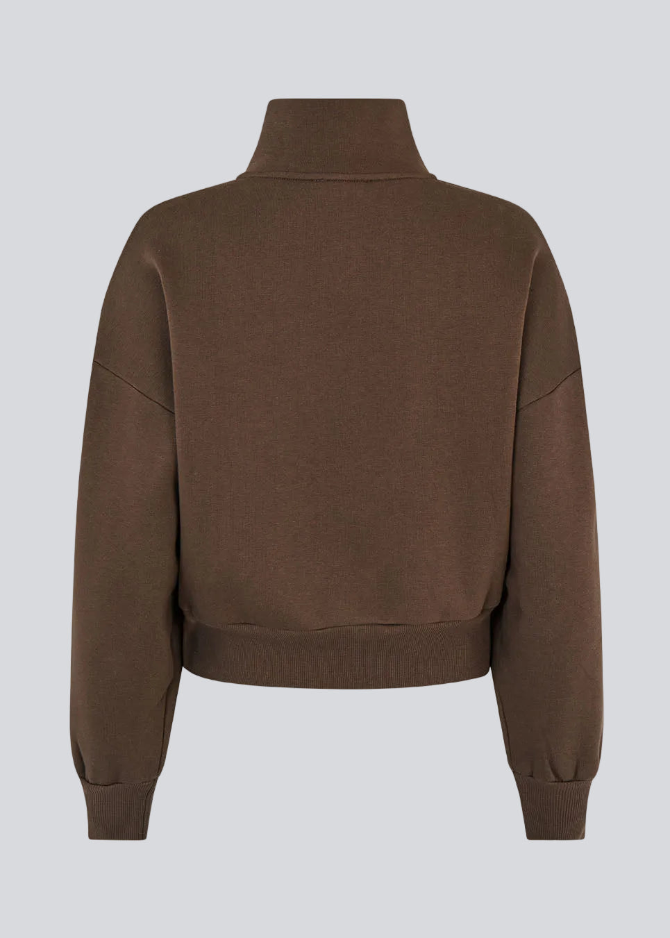 Sporty og moderne brun sweatshirt. Tiamd 2way zip cardigan er fremstillet i 50% bomuld og 50% polyester og designet med høj krave, tovejslynlås og en afslappet silhuet. En komfortabel garderobefavorit, der kombinerer et cool, sporty udtryk med alsidige stylingmuligheder.