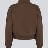 Sporty og moderne brun sweatshirt. Tiamd 2way zip cardigan er fremstillet i 50% bomuld og 50% polyester og designet med høj krave, tovejslynlås og en afslappet silhuet. En komfortabel garderobefavorit, der kombinerer et cool, sporty udtryk med alsidige stylingmuligheder.
