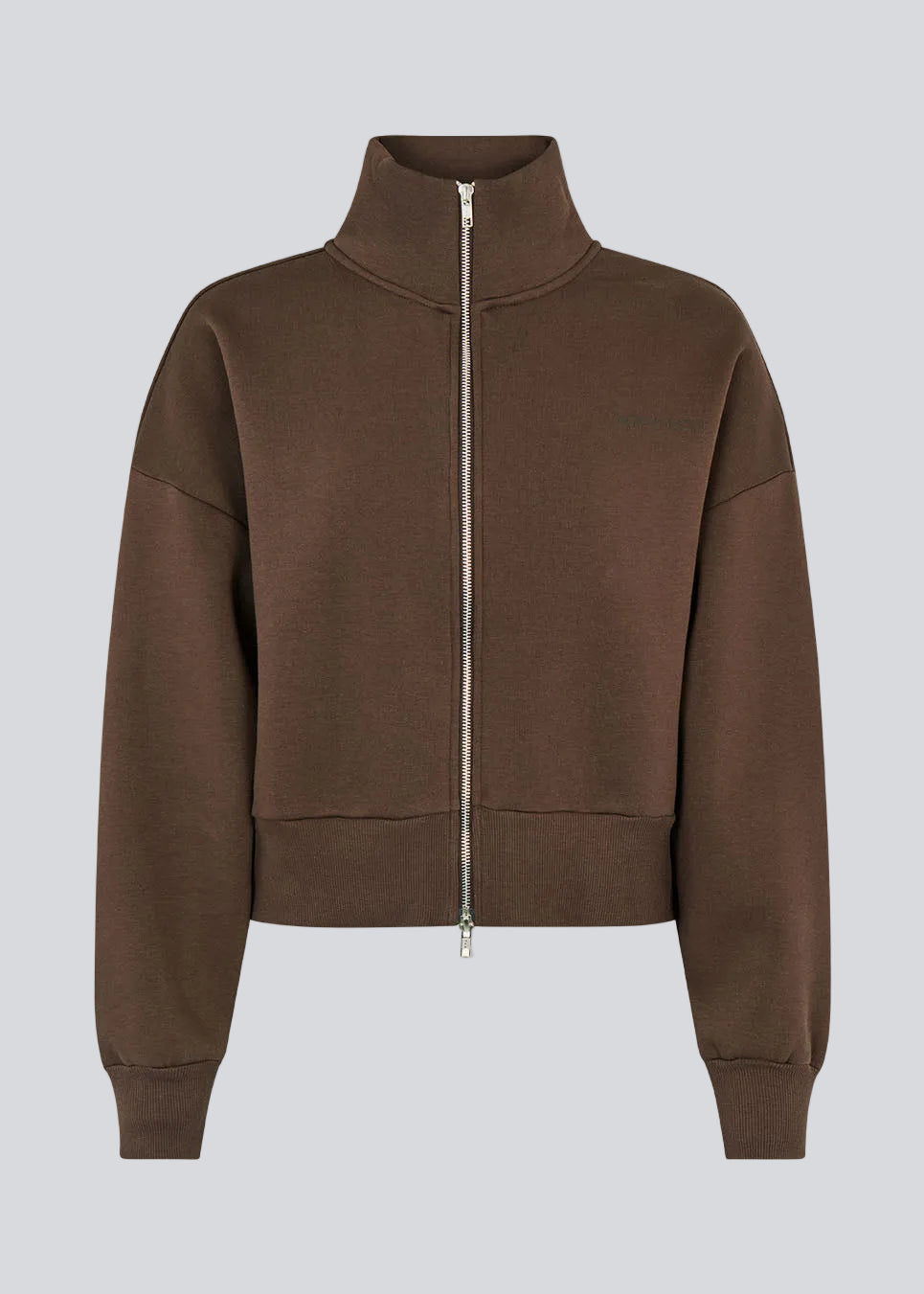 Sporty og moderne brun sweatshirt. Tiamd 2way zip cardigan er fremstillet i 50% bomuld og 50% polyester og designet med høj krave, tovejslynlås og en afslappet silhuet. En komfortabel garderobefavorit, der kombinerer et cool, sporty udtryk med alsidige stylingmuligheder.