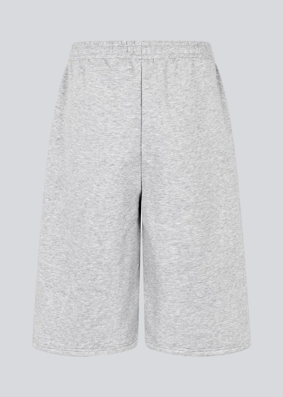 Afslappede og sporty shorts. Tiamd long shorts er designet med elastisk talje og en længere, løs pasform, der giver et moderne og komfortabelt udtryk. Perfekte til afslappede hverdagslooks eller som del af et cool, matchende sweat-sæt.