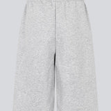 Afslappede og sporty shorts. Tiamd long shorts er designet med elastisk talje og en længere, løs pasform, der giver et moderne og komfortabelt udtryk. Perfekte til afslappede hverdagslooks eller som del af et cool, matchende sweat-sæt.