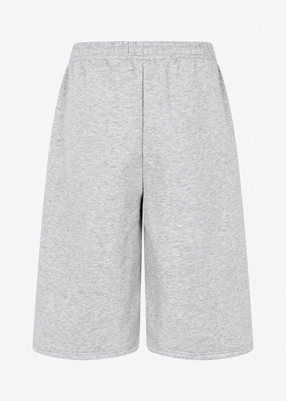 Afslappede og sporty shorts. Tiamd long shorts er designet med elastisk talje og en længere, løs pasform, der giver et moderne og komfortabelt udtryk. Perfekte til afslappede hverdagslooks eller som del af et cool, matchende sweat-sæt.