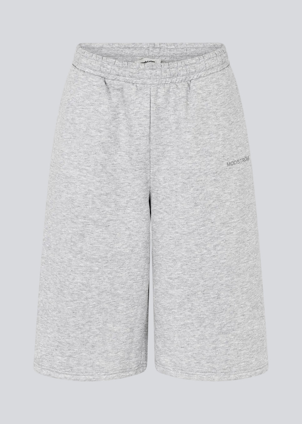 Afslappede og sporty shorts. Tiamd long shorts er designet med elastisk talje og en længere, løs pasform, der giver et moderne og komfortabelt udtryk. Perfekte til afslappede hverdagslooks eller som del af et cool, matchende sweat-sæt.