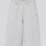 Afslappede og sporty shorts. Tiamd long shorts er designet med elastisk talje og en længere, løs pasform, der giver et moderne og komfortabelt udtryk. Perfekte til afslappede hverdagslooks eller som del af et cool, matchende sweat-sæt.