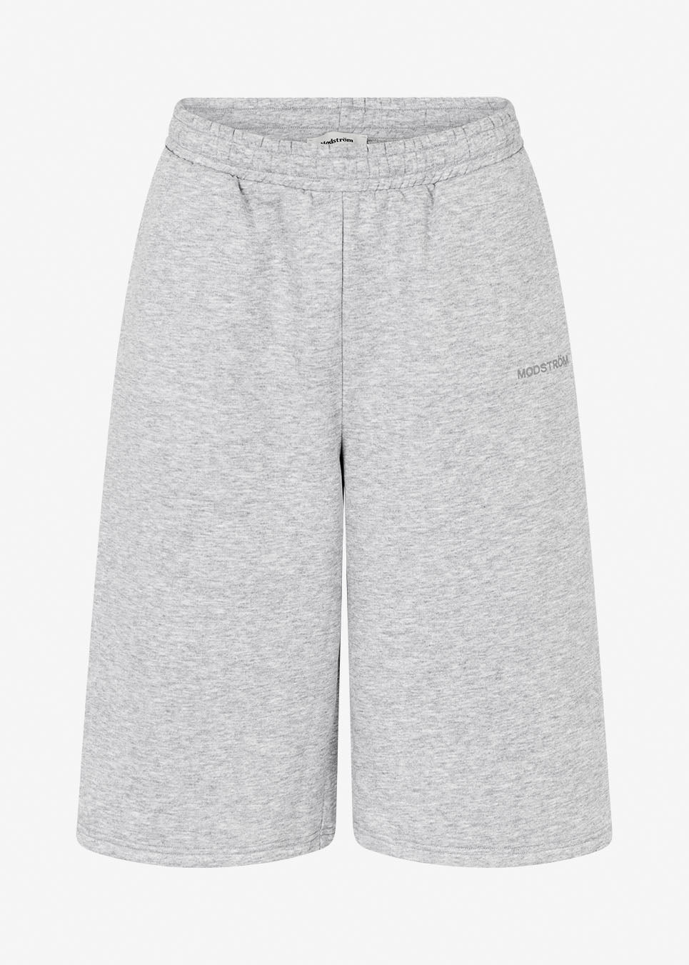 Afslappede og sporty shorts. Tiamd long shorts er designet med elastisk talje og en længere, løs pasform, der giver et moderne og komfortabelt udtryk. Perfekte til afslappede hverdagslooks eller som del af et cool, matchende sweat-sæt.