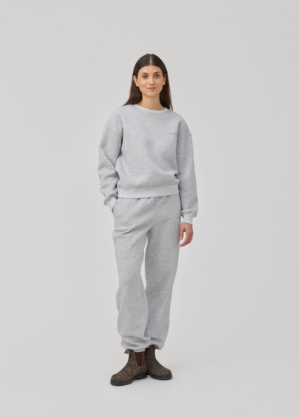Sweatpants i grå i bomuldsblanding med logo. TiaMD pants har sidelommer, bindebånd og elastik i benene og taljen.