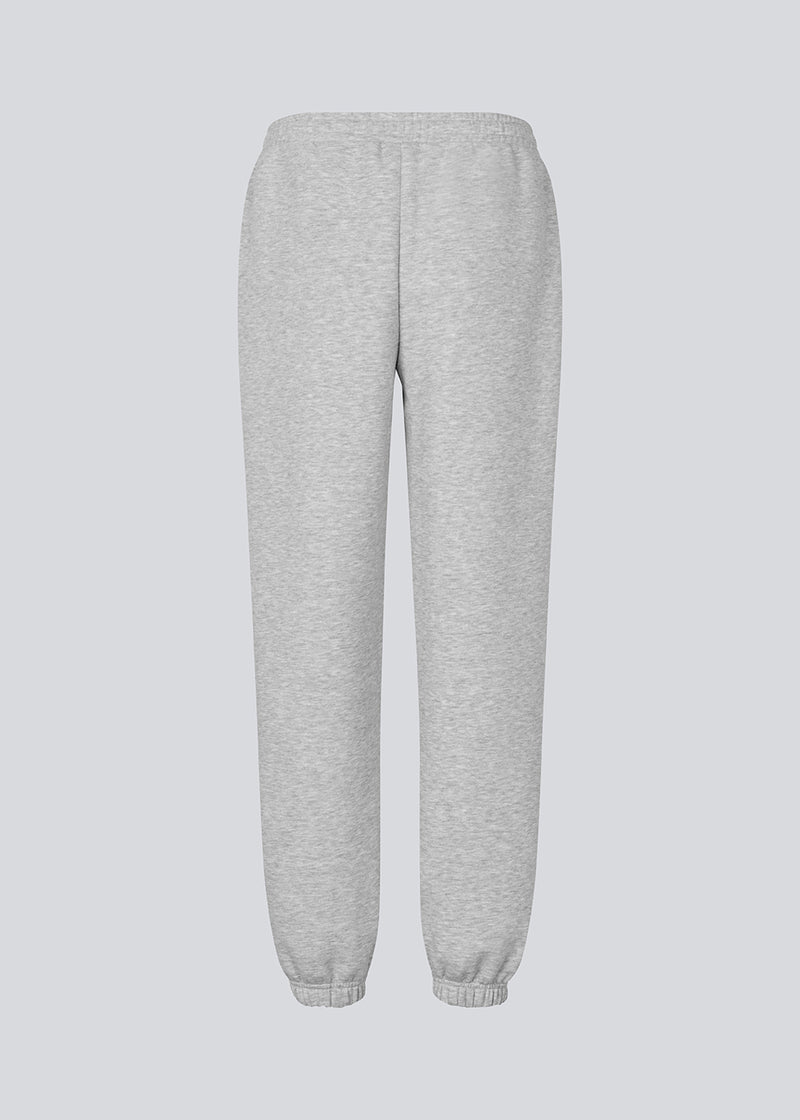 Sweatpants i grå i bomuldsblanding med logo. TiaMD pants har sidelommer, bindebånd og elastik i benene og taljen.