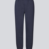 Sweatpants i mørkeblå i bomuldsblanding med logo. TiaMD pants har sidelommer, bindebånd og elastik i benene og taljen.