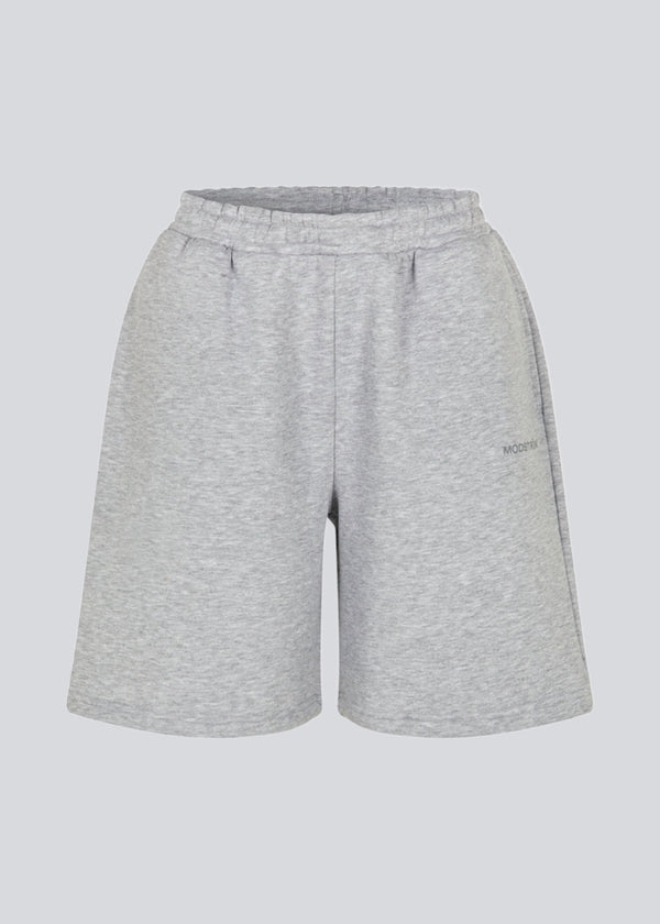 Sweatshorts i grå i bomuldsblanding med logo. TiaMD shorts har sidelommer, bindebånd og elastik i taljen.