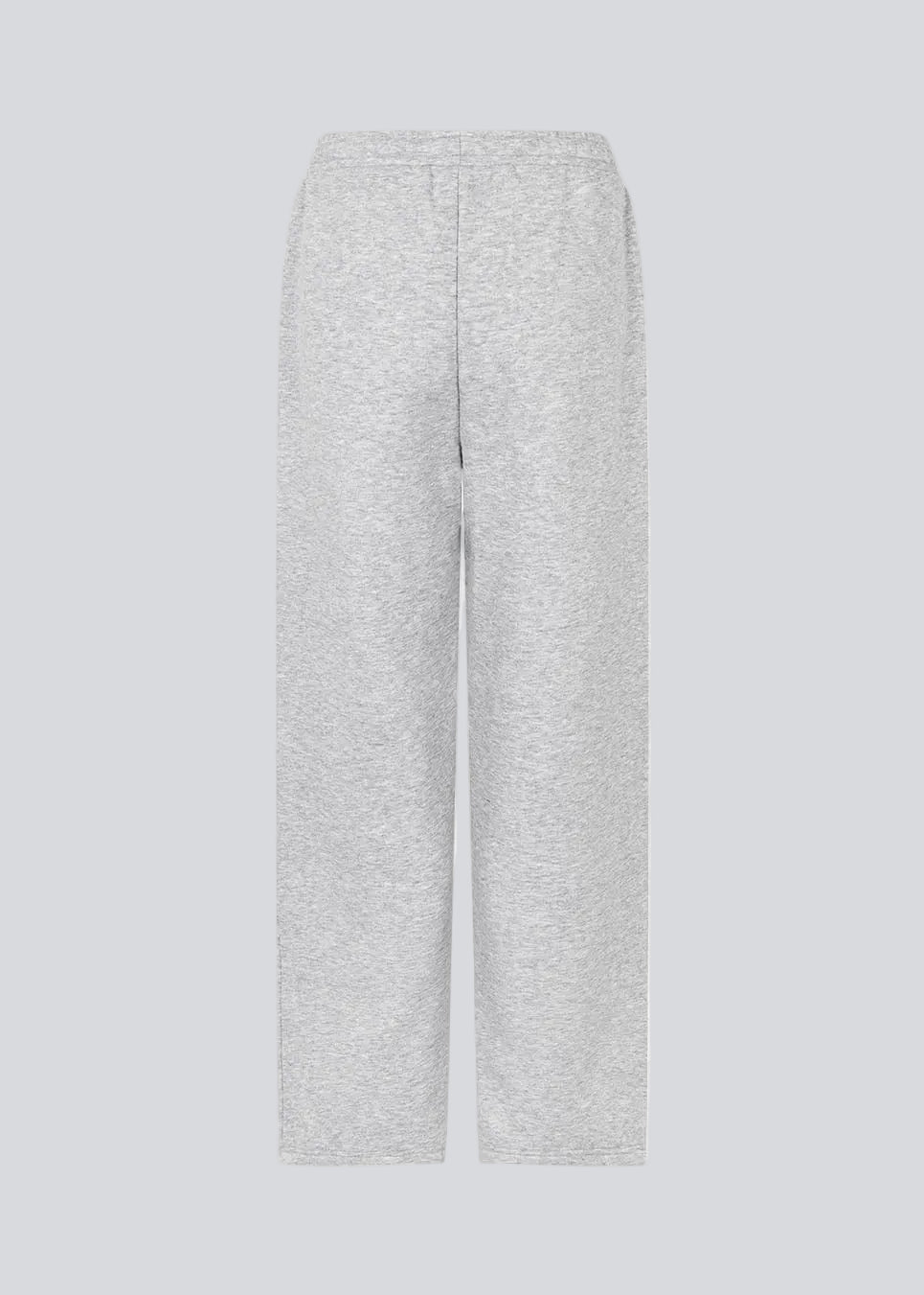 Afslappede og komfortable grå sweatpants. Tiamd straight pants er designet med elastisk talje og lige ben, der skaber en moderne og afslappet silhuet. Perfekte til både afslappede hverdagslooks og et cool, sporty sæt med den matchende sweatshirt.