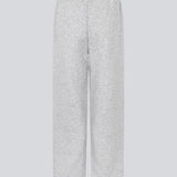 Afslappede og komfortable grå sweatpants. Tiamd straight pants er designet med elastisk talje og lige ben, der skaber en moderne og afslappet silhuet. Perfekte til både afslappede hverdagslooks og et cool, sporty sæt med den matchende sweatshirt.