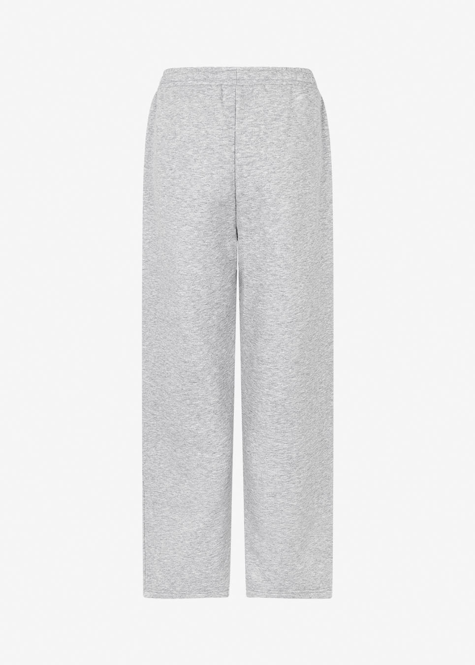 Afslappede og komfortable grå sweatpants. Tiamd straight pants er designet med elastisk talje og lige ben, der skaber en moderne og afslappet silhuet. Perfekte til både afslappede hverdagslooks og et cool, sporty sæt med den matchende sweatshirt.