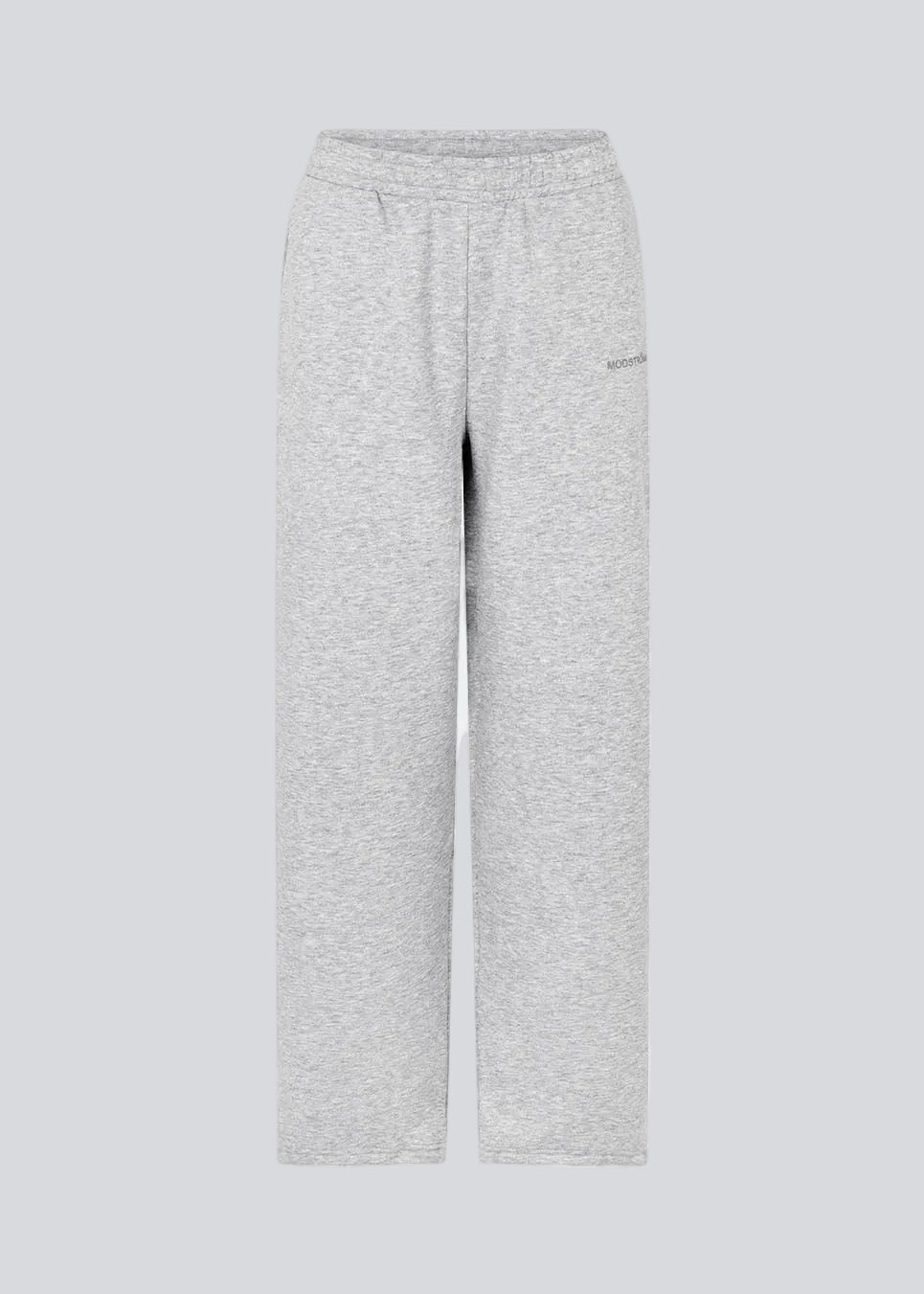 Afslappede og komfortable grå sweatpants. Tiamd straight pants er designet med elastisk talje og lige ben, der skaber en moderne og afslappet silhuet. Perfekte til både afslappede hverdagslooks og et cool, sporty sæt med den matchende sweatshirt.