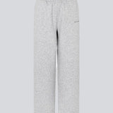 Afslappede og komfortable grå sweatpants. Tiamd straight pants er designet med elastisk talje og lige ben, der skaber en moderne og afslappet silhuet. Perfekte til både afslappede hverdagslooks og et cool, sporty sæt med den matchende sweatshirt.