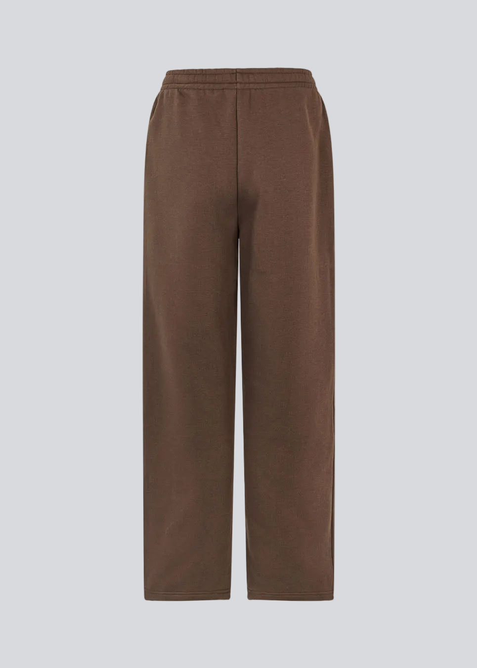 Afslappede og komfortable brune sweatpants. Tiamd straight pants er designet med elastisk talje og lige ben, der skaber en moderne og afslappet silhuet. Perfekte til både afslappede hverdagslooks og et cool, sporty sæt med den matchende sweatshirt.