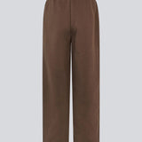 Afslappede og komfortable brune sweatpants. Tiamd straight pants er designet med elastisk talje og lige ben, der skaber en moderne og afslappet silhuet. Perfekte til både afslappede hverdagslooks og et cool, sporty sæt med den matchende sweatshirt.