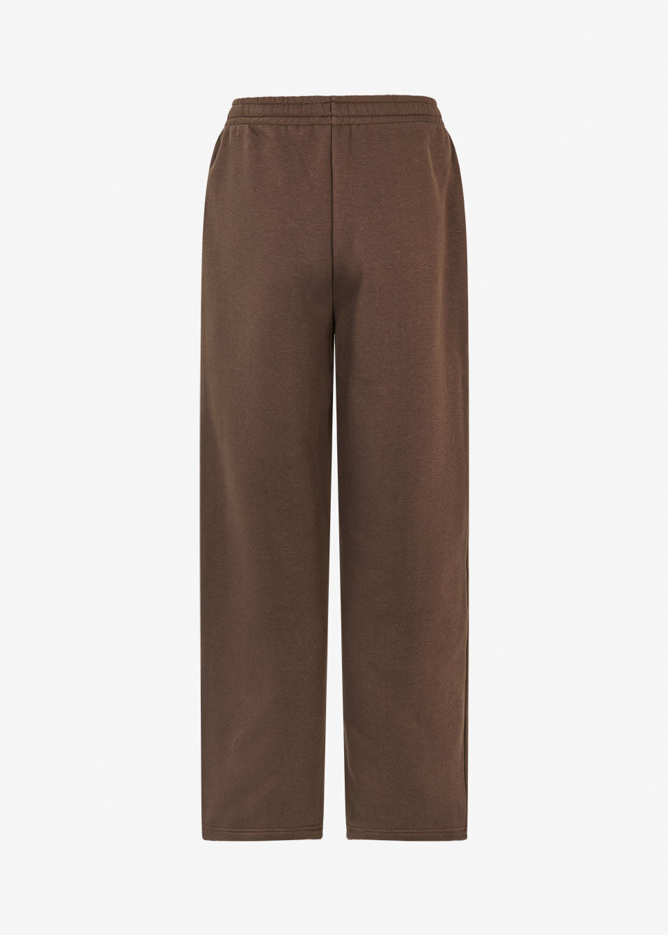 Afslappede og komfortable brune sweatpants. Tiamd straight pants er designet med elastisk talje og lige ben, der skaber en moderne og afslappet silhuet. Perfekte til både afslappede hverdagslooks og et cool, sporty sæt med den matchende sweatshirt.
