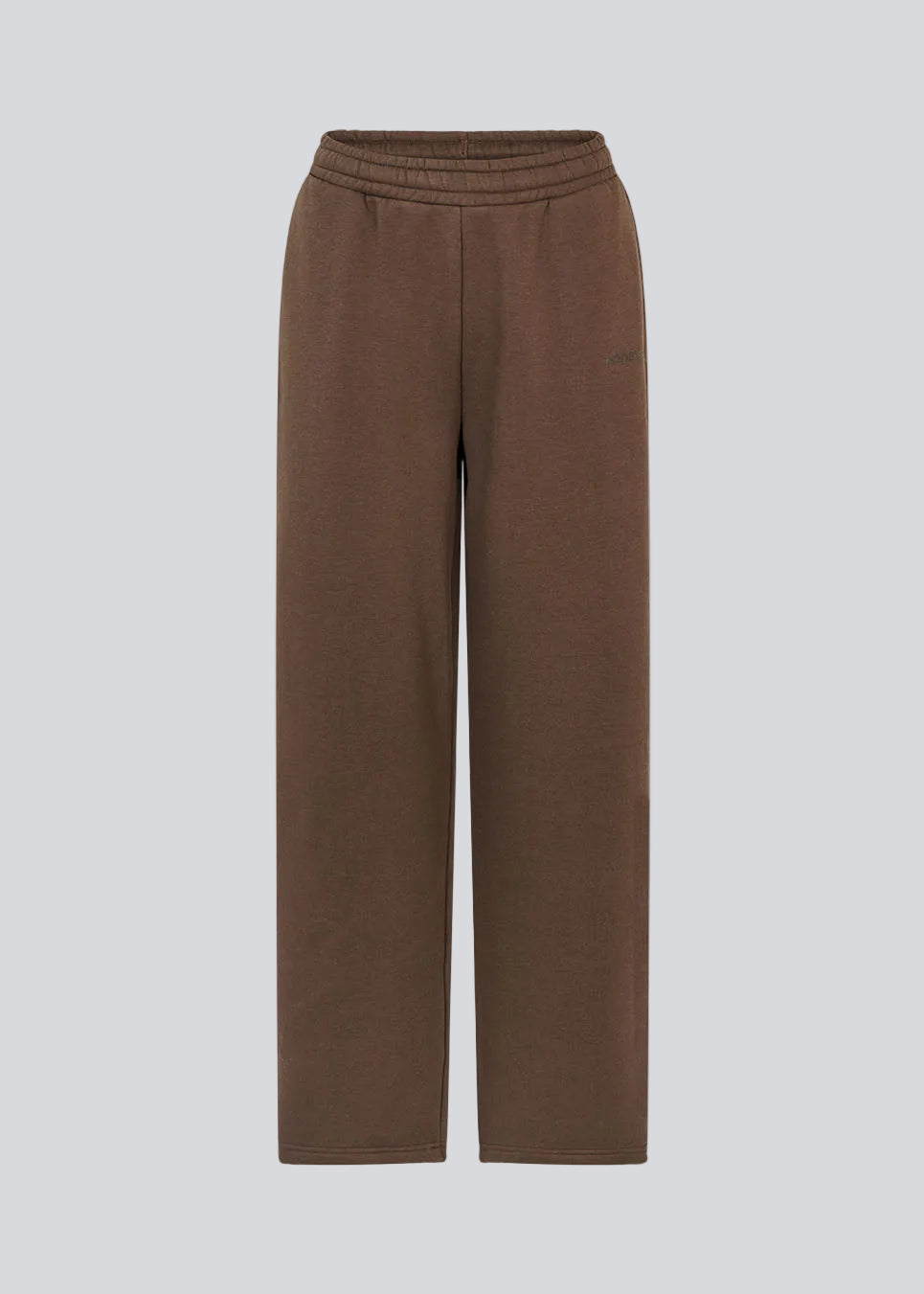 Afslappede og komfortable brune sweatpants. Tiamd straight pants er designet med elastisk talje og lige ben, der skaber en moderne og afslappet silhuet. Perfekte til både afslappede hverdagslooks og et cool, sporty sæt med den matchende sweatshirt.