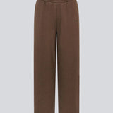 Afslappede og komfortable brune sweatpants. Tiamd straight pants er designet med elastisk talje og lige ben, der skaber en moderne og afslappet silhuet. Perfekte til både afslappede hverdagslooks og et cool, sporty sæt med den matchende sweatshirt.