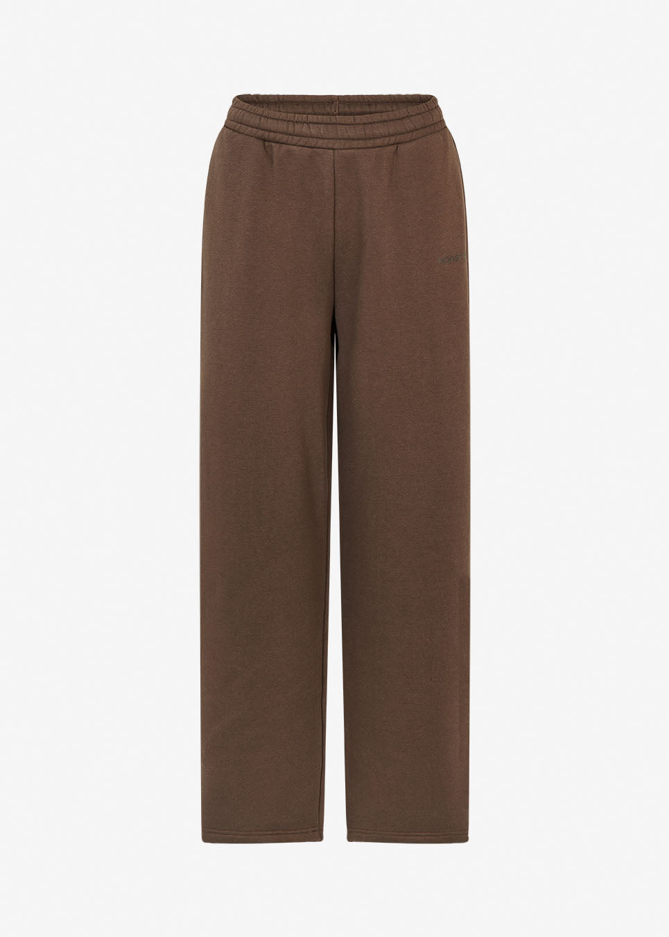 Afslappede og komfortable brune sweatpants. Tiamd straight pants er designet med elastisk talje og lige ben, der skaber en moderne og afslappet silhuet. Perfekte til både afslappede hverdagslooks og et cool, sporty sæt med den matchende sweatshirt.