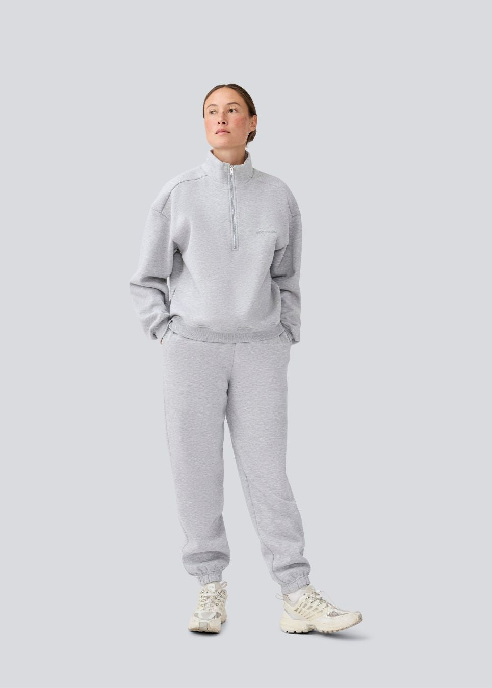 Sweatshirt i bomuldsblanding med logo. TiaMD t-neck har en høj hals med lynlåsluknig og ribkant ved ærmerne. 