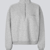 Sweatshirt i bomuldsblanding med logo. TiaMD t-neck har en høj hals med lynlåsluknig og ribkant ved ærmerne. 