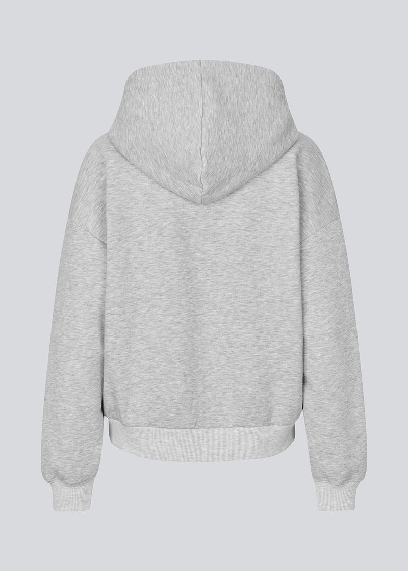 Sweatshirt i grå i bomuldsblanding med lynlås og logo. TiaMD zip har lommer, hætte med snørre og ribkant ved ærmer og bund.