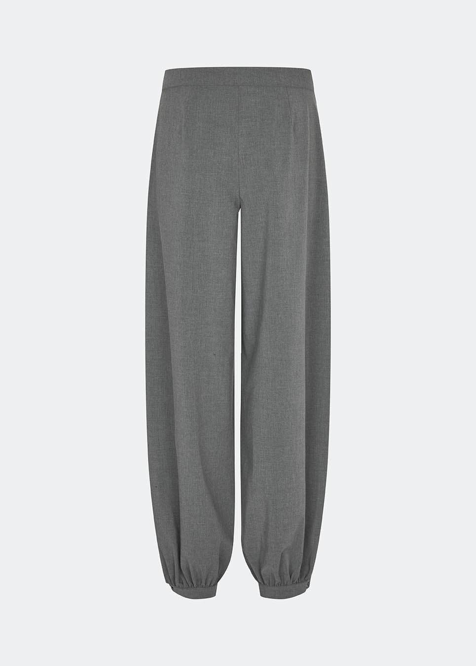 Elegante og moderne ballonbukser. TiamoMD pants er designet med bløde læg, vidde i benene og en diskret knappelukning ved anklen, der giver et moderne og raffineret udtryk. Perfekte til både hverdag og styling med et mere sofistikeret twist.