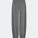 Elegante og moderne ballonbukser. TiamoMD pants er designet med bløde læg, vidde i benene og en diskret knappelukning ved anklen, der giver et moderne og raffineret udtryk. Perfekte til både hverdag og styling med et mere sofistikeret twist.